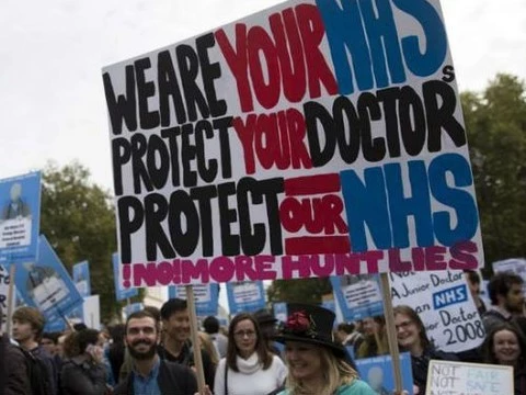 Почти три тысячи операций отменены в Великобритании из-за забастовки молодых врачей