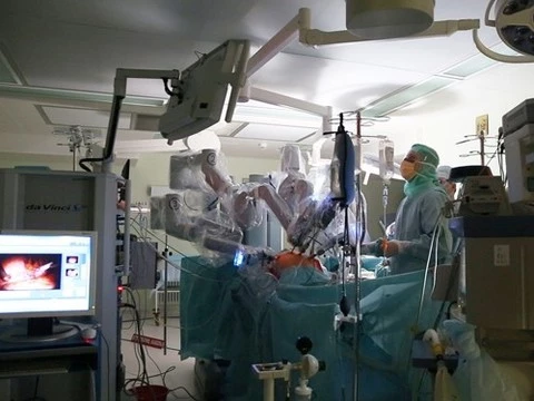 При операции на брюшной аорте впервые в России ассистировал робот