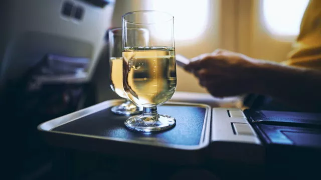 В самолете стоит отказаться от алкоголя, особенно если собираетесь там спать — новое исследование