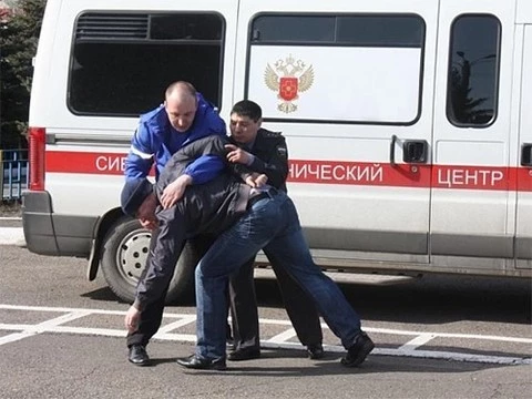 В подмосковном Орехово-Зуево врачей избили на глазах у полиции