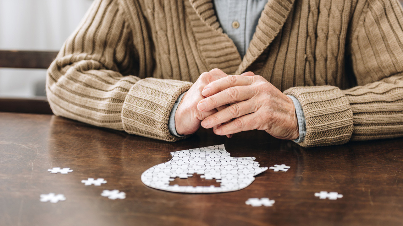 Чтение, головоломки и настольные игры могут отсрочить болезнь Альцгеймера на 5 лет
