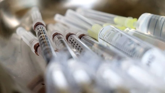 Более трети врачей в РФ не верят в эффективность первой вакцины от COVID-19 — опрос