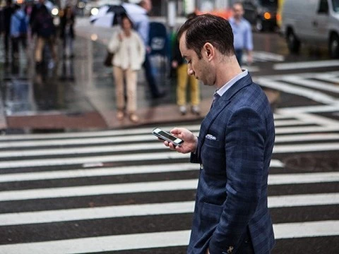 Смартфоны угрожают жизни пешеходов. Ученые рассказали как