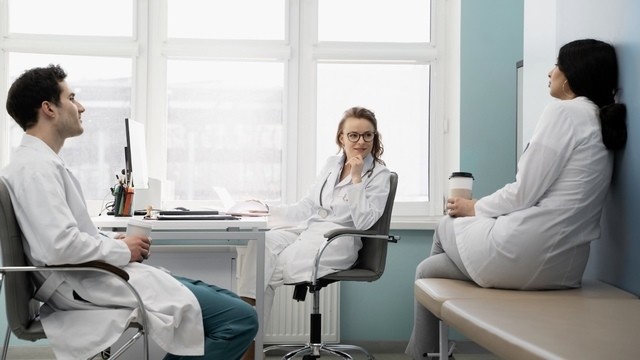 Почему в хороших клиниках ошибки не скрывают, а разбирают: как работает культура безопасности пациента