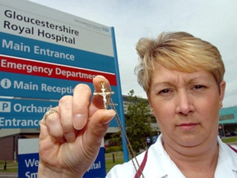 Британская медсестра уволилась из-за [запрета носить нательный крест]