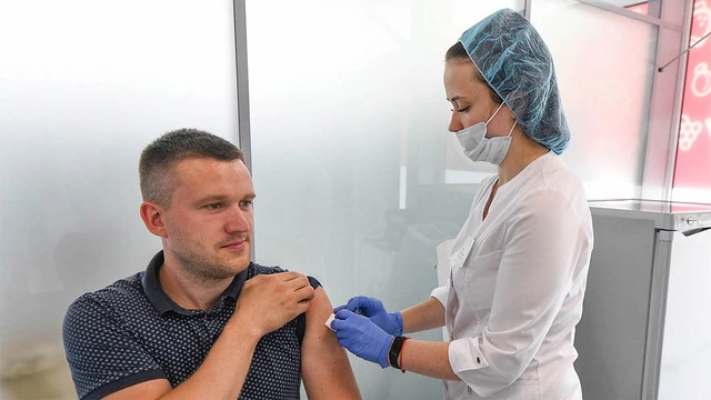 Кого будут прививать от коронавируса в России - новые рекомендации Минздрава