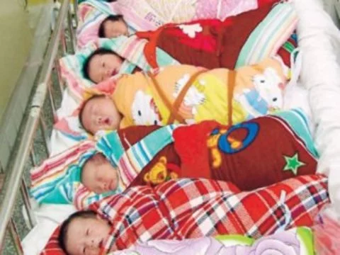 В Китае стали чаще [рожать девочек]
