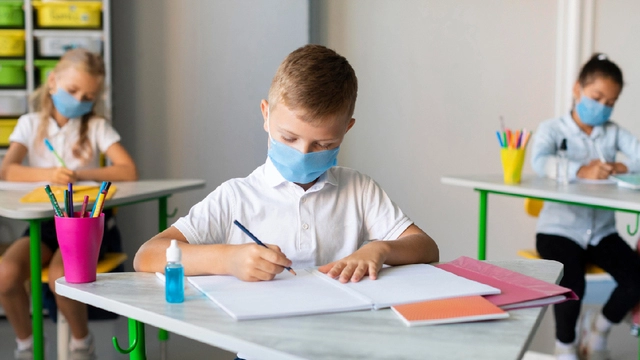 Дети чаще заражаются SARS-Cov-2 от взрослых, чем от одноклассников — CDC