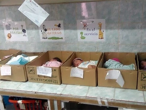 В одной из больниц Венесуэлы новорожденных разместили в картонных коробках