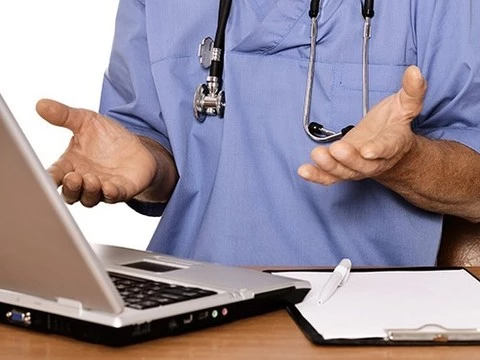 Пациенты меньше доверяют врачам, вносящим записи в компьютер во время приема