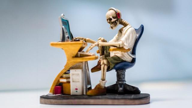 Самоубийство ради денег: к чему приводит долгое сидение на работе
