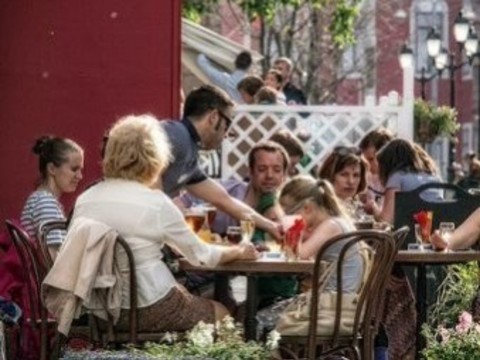 Роспотребнадзор запретил курить на верандах и балконах