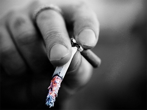 Заядлые курильщики рискуют остаться без цветового зрения