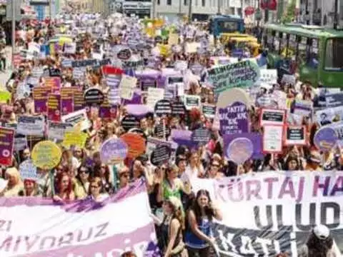 Турецкие женщины [вышли на акцию протеста в защиту права на аборт]