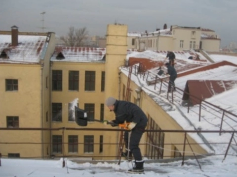 В Москве резко возросло число [пострадавших от упавших сосулек]