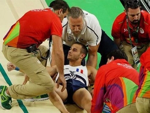 Травмированного французского гимнаста уронили с носилок