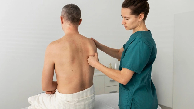 Помогает ли массаж восстановиться после травмы или инсульта? Объясняет невролог