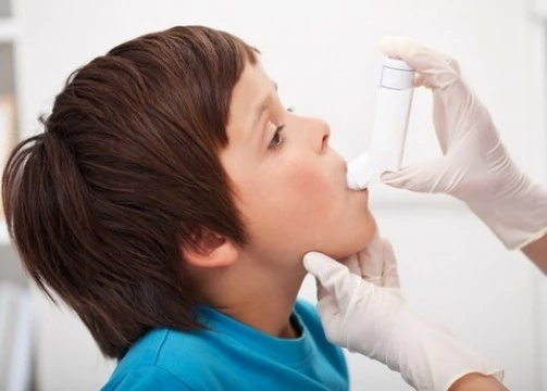 Дети с легкой формой астмы могут использовать ингаляторы по мере необходимости