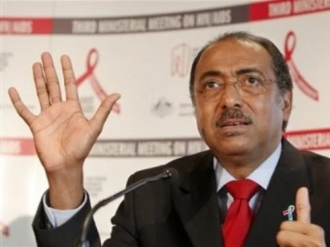 Глава UNAIDS призвал [отменить визовые ограничения для ВИЧ-инфицированных]