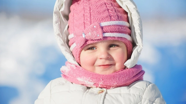 Что делать, если ребенок лизнул качели на морозе