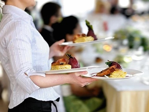 Работа официантки признана одной из самых опасных для здоровья