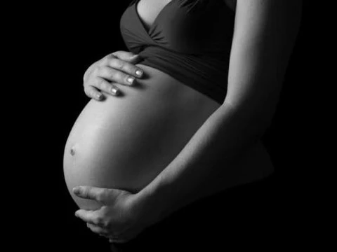 Недобор веса во время беременности [повышает риск гибели мальчиков]