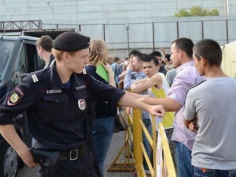 ФМС откажется от депортации иностранцев c ВИЧ при наличии родственников в России