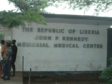 В Либерии жертвой вируса Эбола стал [главврач крупнейшей больницы]