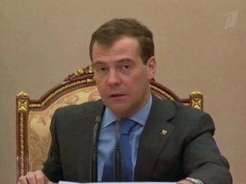 Медведев призвал [принять закон об охране здоровья до конца года]