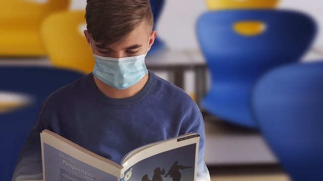 В США носившие маски и перчатки педагоги летней школы заразились коронавирусом 