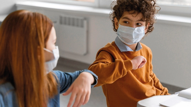 У привитых от гриппа и пневмококка детей реже появляются симптомы COVID-19 — исследование